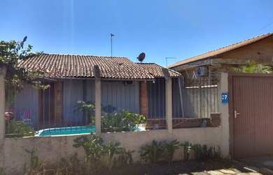 Imagem: A casa possui 2 Dormitórios, 1 Banheiro, 2 Vagas na garagem