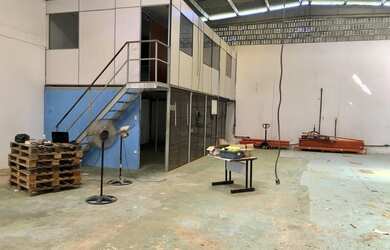 Imagem: O depósito possui 2 Vagas na garagem, 400m² de Área e está