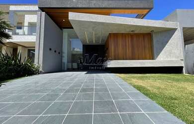 Imagem: A casa em condomínio possui 4 Dormitórios, 1 Banheiro, 2 Vagas