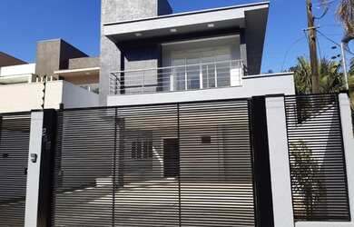 Imagem: A casa possui 2 Dormitórios, 1 Banheiro, 2 Vagas na garagem