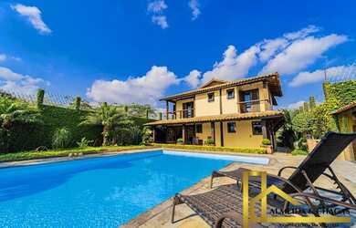 Imagem: A casa possui 3 Dormitórios, 4 Banheiros, 3 Vagas na garagem