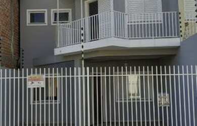 Imagem: A casa possui 3 Dormitórios, 3 Banheiros, 2 Vagas na garagem