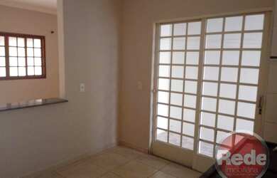 Imagem: A casa possui 2 Dormitórios, 2 Banheiros, 2 Vagas na garagem