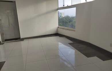 Imagem: O depósito possui 3 Vagas na garagem e 83m² de Área e está