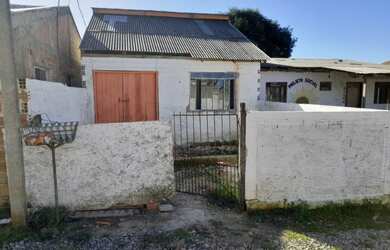 Imagem: A casa possui 2 Dormitórios, 1 Banheiro e 2 Vagas na garagem