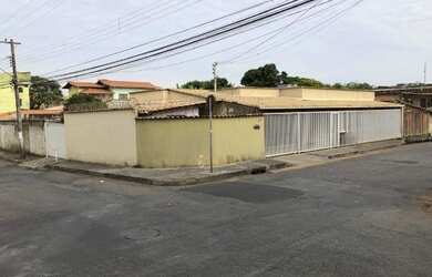 Imagem: A casa possui 4 Dormitórios, 2 Banheiros, 2 Vagas na garagem