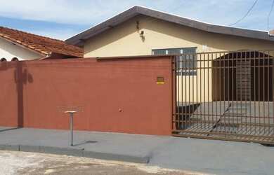 Imagem: A casa possui 3 Dormitórios, 1 Banheiro, 2 Vagas na garagem