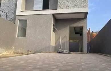 Imagem: A casa possui 3 Dormitórios, 2 Banheiros, 180m² de Área e