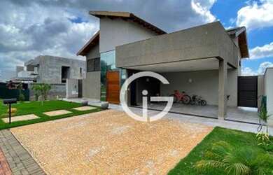 Imagem: A casa em condomínio possui 4 Dormitórios, 5 Banheiros, 4