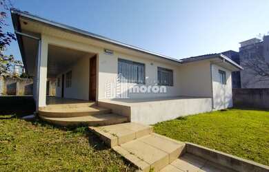 Imagem: A casa possui 3 Dormitórios, 2 Banheiros, 3 Vagas na garagem