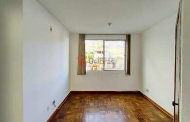 Imagem: O apartamento possui 3 Dormitórios, 1 Banheiro, 1 Vaga na garagem