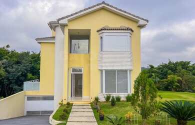 Imagem: A casa em condomínio possui 4 Dormitórios, 5 Banheiros, 4