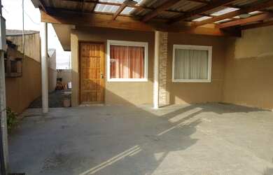 Imagem: A casa possui 3 Dormitórios, 2 Banheiros, 2 Vagas na garagem