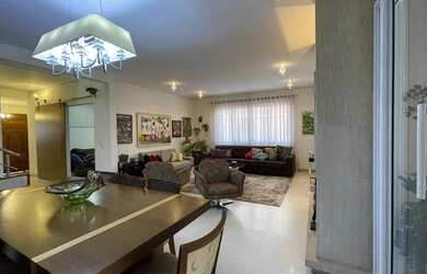 Imagem: A casa possui 4 Dormitórios, 5 Banheiros, 4 Vagas na garagem