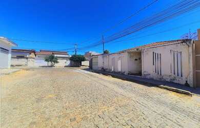 Imagem: A casa possui 5 Dormitórios, 3 Banheiros, 3 Vagas na garagem