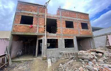 Imagem: A casa possui 3 Dormitórios, 3 Banheiros, 2 Vagas na garagem