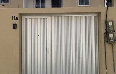 Imagem: A casa possui 2 Dormitórios, 1 Banheiro, 1 Vaga na garagem