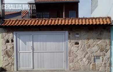 Imagem: A casa possui 3 Dormitórios, 2 Banheiros, 2 Vagas na garagem