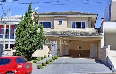 Imagem: A casa possui 4 Dormitórios, 4 Banheiros, 2 Vagas na garagem