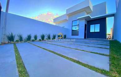 Imagem: A casa possui 3 Dormitórios, 2 Banheiros, 2 Vagas na garagem