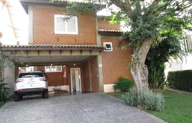 Imagem: A casa possui 4 Dormitórios, 3 Banheiros, 4 Vagas na garagem