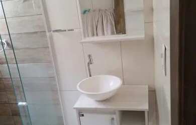 Imagem: A casa possui 2 Dormitórios, 1 Banheiro, 2 Vagas na garagem