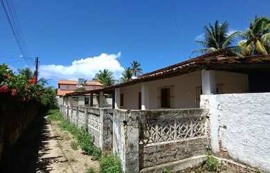 Imagem: A casa possui 3 Dormitórios, 1 Banheiro, 1 Vaga na garagem
