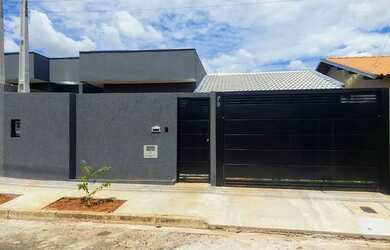 Imagem: A casa possui 3 Dormitórios, 2 Banheiros, 2 Vagas na garagem