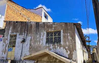 Imagem: A casa possui 2 Dormitórios, 1 Banheiro e está localizado