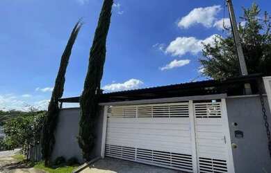 Imagem: A casa possui 2 Dormitórios, 1 Banheiro, 2 Vagas na garagem