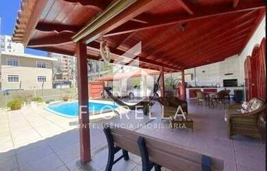 Imagem: A casa possui 4 Dormitórios, 4 Banheiros, 3 Vagas na garagem