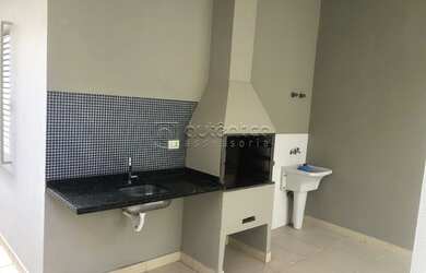 Imagem: A casa possui 2 Dormitórios, 1 Banheiro, 2 Vagas na garagem