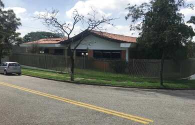 Imagem: A casa possui 3 Dormitórios, 3 Banheiros, 4 Vagas na garagem