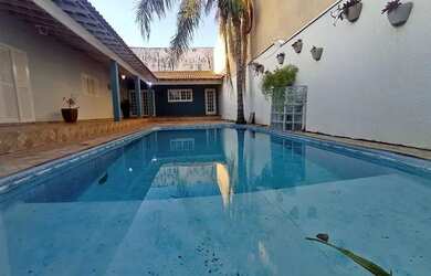 Imagem: A casa possui 3 Dormitórios, 1 Banheiro, 1 Vaga na garagem