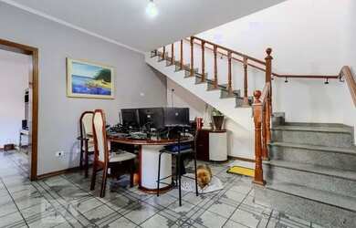 Imagem: A casa possui 4 Dormitórios, 5 Banheiros, 5 Vagas na garagem