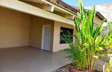 Imagem: A casa possui 3 Dormitórios, 2 Banheiros, 5 Vagas na garagem