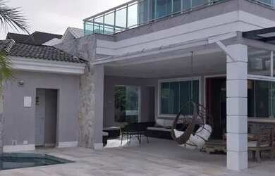 Imagem: A casa em condomínio possui 4 Dormitórios, 5 Banheiros, 430m²