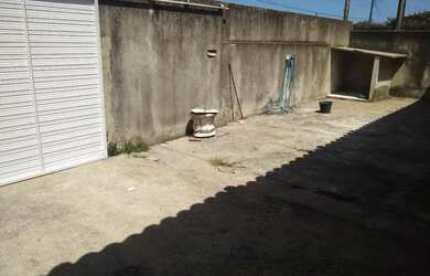 Imagem: A casa possui 4 Dormitórios, 2 Banheiros, 3 Vagas na garagem