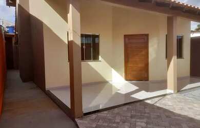 Imagem: A casa possui 3 Dormitórios, 2 Banheiros, 2 Vagas na garagem