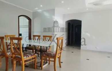 Imagem: A casa possui 3 Dormitórios, 2 Banheiros, 5 Vagas na garagem