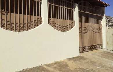 Imagem: A casa possui 3 Dormitórios, 1 Banheiro, 2 Vagas na garagem