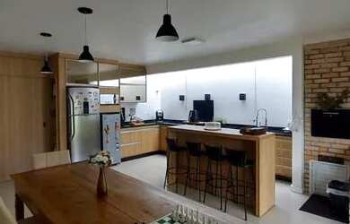 Imagem: A casa possui 3 Dormitórios, 2 Banheiros, 1 Vaga na garagem