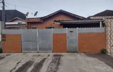 Imagem: A casa possui 3 Dormitórios, 2 Banheiros, 3 Vagas na garagem