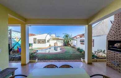 Imagem: A casa possui 4 Dormitórios, 3 Banheiros, 3 Vagas na garagem