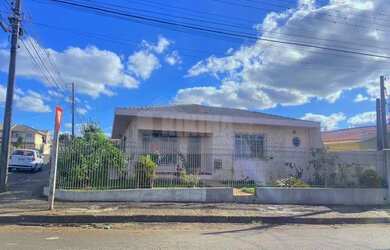 Imagem: A casa possui 4 Dormitórios, 1 Banheiro, 2 Vagas na garagem