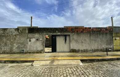 Imagem: A casa possui 2 Dormitórios, 1 Banheiro, 2 Vagas na garagem