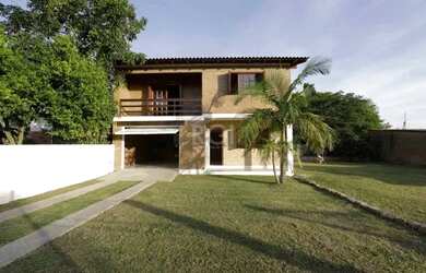 Imagem: A casa possui 2 Dormitórios, 1 Banheiro, 2 Vagas na garagem