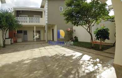 Imagem: A casa possui 3 Dormitórios, 2 Banheiros, 5 Vagas na garagem