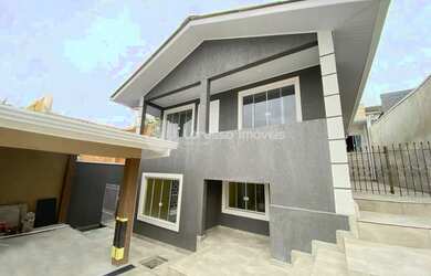 Imagem: A casa possui 3 Dormitórios, 3 Banheiros, 1 Vaga na garagem