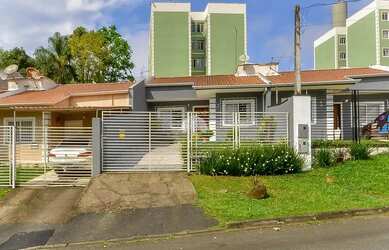 Imagem: A casa possui 3 Dormitórios, 2 Banheiros, 2 Vagas na garagem